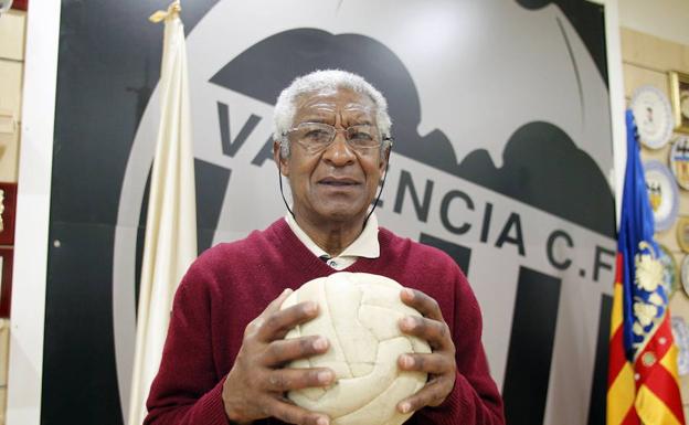 Waldo, junto al escudo del Valencia. 