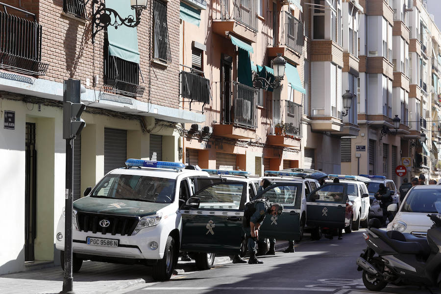 Fotos: Fotos de la Operación de la Guardia Civil en la calle Marino Albesa, 7 de Valencia