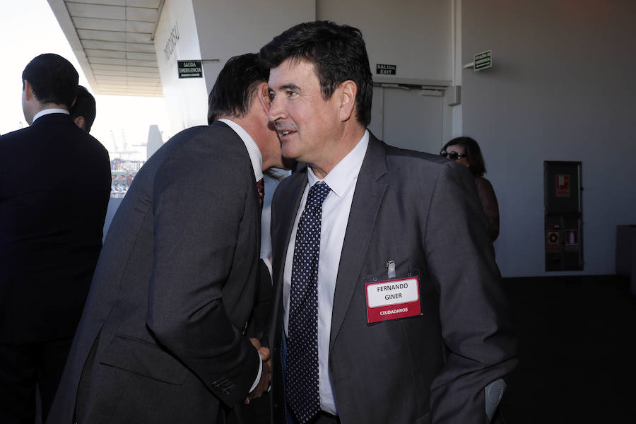 La Asociación Valenciana de Empresarios celebró este miércoles su asamblea general en Marina de Empresas, con presencia de 120 de sus 140 asociados. La mayoría prevén un 2019 igual o mejor en términos económicos que 2018 y crecerán tanto en empleo como en facturación, aunque sube el porcentaje que considera que será peor. Uno de los momentos más emotivos de la asamblea fue el homenaje a su presidente fundador, Silvino Navarro, que recibió una placa conmemorativa de manos del actual presidente, Vicente Boluda. Las ponencias corrieron a cargo de Juan Roig, Agustín Gregori y Alberto Gutiérrez, mientras que los presidentes de Caixabank, Jordi Gual, y del Sabadell, Josep Oliu, se presentaron entre los nuevos asociados del 'lobby' empresarial. Al acto de clausura, celebrado en el Veles e Vents, se incorporaron el presidente Ximo Puig y numerosos representantes del ámbito político, económico y social de la Comunitat Valenciana.