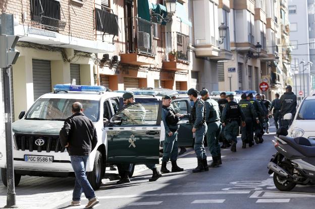  Operación. Guardias desplegados en la calle Marino Albesa. 