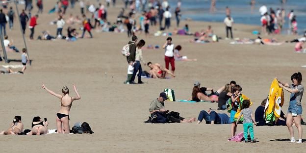 Calor en febrero en Valencia. La playa de la Malvarrosa, el pasado sábado.