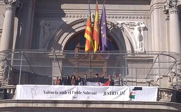 Nueva pancarta en el Ayuntamiento de Valencia