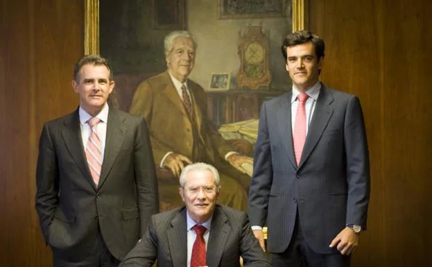 Gonzalo Serratosa es el de la derecha, con su padre Emilio en el centro y su hermano mayor Javier, a la izquierda de la imagen.