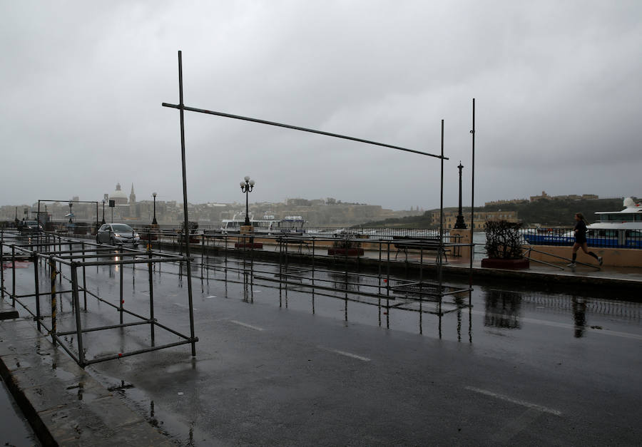 Un temporal de viento huracanado ha azotado Malta durante los últimos días. Las fuertes rachas de viento, que han llegado a los 100 km/hora, han destrozado estructuras, derribado árboles e incluso han provocado una inusual 'lluvia' de peces. Y es que, el viento desplazó multitud de ellos desde una piscifactoría que se encuentra en mitad del mar, concretamente en la bahía de San Pablo.