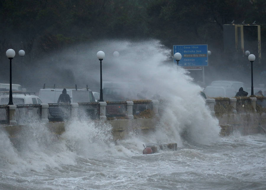 Un temporal de viento huracanado ha azotado Malta durante los últimos días. Las fuertes rachas de viento, que han llegado a los 100 km/hora, han destrozado estructuras, derribado árboles e incluso han provocado una inusual 'lluvia' de peces. Y es que, el viento desplazó multitud de ellos desde una piscifactoría que se encuentra en mitad del mar, concretamente en la bahía de San Pablo.