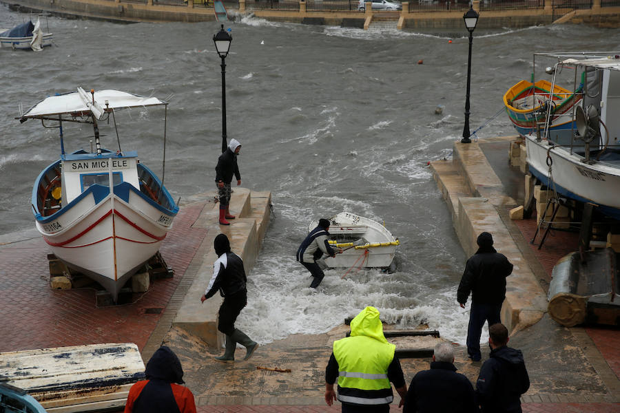 Un temporal de viento huracanado ha azotado Malta durante los últimos días. Las fuertes rachas de viento, que han llegado a los 100 km/hora, han destrozado estructuras, derribado árboles e incluso han provocado una inusual 'lluvia' de peces. Y es que, el viento desplazó multitud de ellos desde una piscifactoría que se encuentra en mitad del mar, concretamente en la bahía de San Pablo.