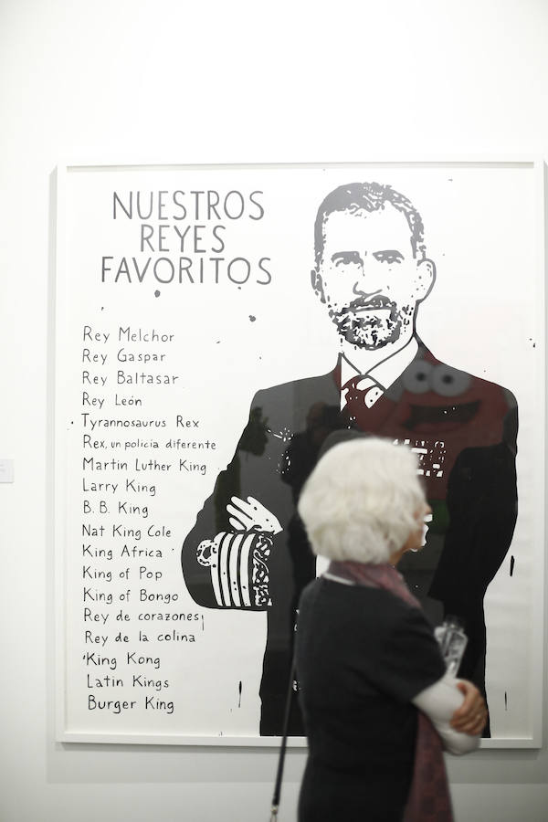 La 38 edición de ARCOmadrid ha celebrado este jueves 28 de febrero su segunda jornada en la que las obras más caras todavía no tienen comprador y en la que los autores y la galería del 'Ninot' del Rey Felipe VI, que acapara las visitas y los 'selfies' de los asistentes, están «en proceso de negociación» con un coleccionista español, según han adelantado a Europa Press desde el estudio de Santiago Sierra. El precio de la obra de Sierra y Eugenio Merino es de 200.000 euros. Hasta el día de ayer, todas las ofertas eran internacionales y una de mayor peso procedente de un museo panameño, tal y como confirmaban desde la galería italiana Prometeo. La galería francesa Lelong exhibe una de las obras más caras de esta edición, valorada en cuatro millones de euros: un óleo de Miró que, según han señalado desde la galería a Europa Press, aún no ha sido vendido. Sin embargo, sí se ha cerrado la venta de sendas obras de Tapies y de Jaume Plensa, por un precio de 250.000 euros, a lo que se suma un cuadro de Juan Uslé, 'Soñé que revelabas'.