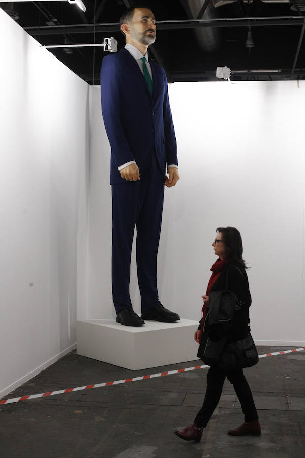 La 38 edición de ARCOmadrid ha celebrado este jueves 28 de febrero su segunda jornada en la que las obras más caras todavía no tienen comprador y en la que los autores y la galería del 'Ninot' del Rey Felipe VI, que acapara las visitas y los 'selfies' de los asistentes, están «en proceso de negociación» con un coleccionista español, según han adelantado a Europa Press desde el estudio de Santiago Sierra. El precio de la obra de Sierra y Eugenio Merino es de 200.000 euros. Hasta el día de ayer, todas las ofertas eran internacionales y una de mayor peso procedente de un museo panameño, tal y como confirmaban desde la galería italiana Prometeo. La galería francesa Lelong exhibe una de las obras más caras de esta edición, valorada en cuatro millones de euros: un óleo de Miró que, según han señalado desde la galería a Europa Press, aún no ha sido vendido. Sin embargo, sí se ha cerrado la venta de sendas obras de Tapies y de Jaume Plensa, por un precio de 250.000 euros, a lo que se suma un cuadro de Juan Uslé, 'Soñé que revelabas'.