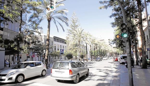 Uno de los semáforos con fotorrojos en la calle Camí Real de Catarroja. 