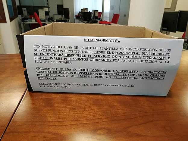 Nota informativa sobre el cierre del juzgado 4 de Massamagrell expuesta al público en una caja. 
