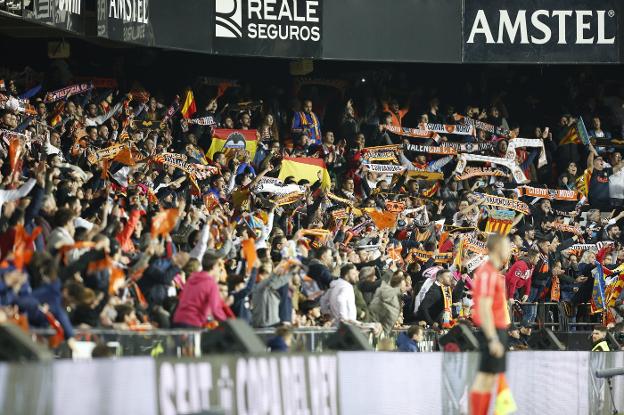 La afición valencianista, bufanda en mano, disfrutó de una noche inolvidable.