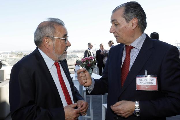 José Vicente González (Feria) y Salvador Navarro (CEV) charlan tras la asamblea de AVE. 