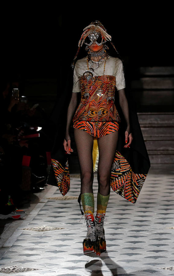 Brillante, exagerada y colorida colección de Manish Arora en la Semana de la Moda de París. Un estilo punk-meet-Bollywood combinando tocados y tocados de estilo mohicano, capuchas con estampado de leopardo, leggings brillantes y vestidos con diversas siluetas.