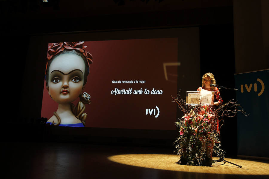 La falla Almirante Cadarso-Conde Altea celebró este jueves en el Palau de la Música la Gala de la Mujer, un evento que reunió a 400 personas entre comisiones, políticos y falleras mayores de Valencia. La entidad que preside Vicente Fuster quiso reconocer la labor de destacadas mujeres y una de las premiadas fue María José Grimaldo, subdirectora de LAS PROVINCIAS, fallecida recientemente. Recogió el premio su hijo, Pepe Morató. Morató quiso agradecer el reconocimiento. «A mi madre le encantaría recibirlo, allá donde esté estaría muy agradecida», dijo. Fueron premiadas también Mónica Oltra, Lydia del Canto, María José Lora, Xelo Salavert, Sela Falcó, Amparo Fabra, Tere Viguer, Concha Montaner, Ana Cobo, Anna Lluch, Hortensia Roig y Susana Remohí. 