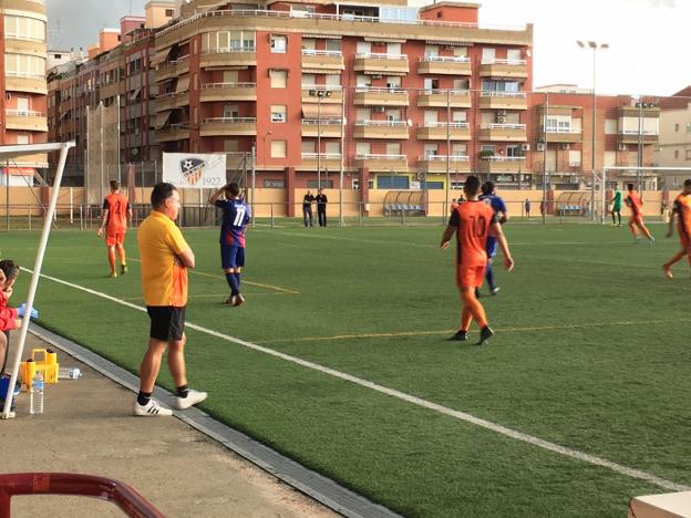 El entrenador del Atzeneta en el partido de ida disputado en Alzira. 