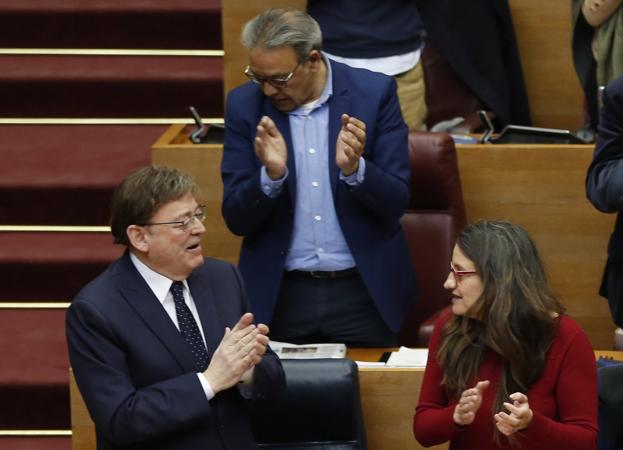 Ximo Puig, el vicesecretario del PSPV, Manolo Mata, y Mónica Oltra, el jueves en Les Corts. 