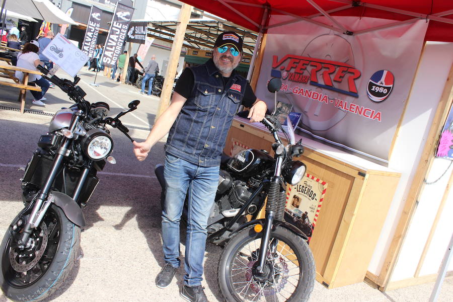 La sexta edición del RacingLegends se está celebrando en el Circuit Ricardo Tormo de Cheste con LAS PROVINCIAS como medio oficial y un espectacular ambiente tanto en las carreras de coches y motos clásicos en pista como en la exposición de coches de particulares y clubes en el paddock. Decenas de tiendas de accesorios vintage, motos 'café racer', 'food trucks', clubes de marcas como Citroën, que celebra su centenario, o Mini, que cumple seis décadas en este 2019 y un amplio abanico de actividades reciben a los visitantes, que disfrutan este año de una excelente meteorología.