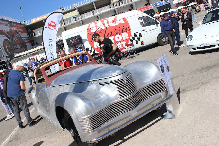 La sexta edición del RacingLegends se está celebrando en el Circuit Ricardo Tormo de Cheste con LAS PROVINCIAS como medio oficial y un espectacular ambiente tanto en las carreras de coches y motos clásicos en pista como en la exposición de coches de particulares y clubes en el paddock. Decenas de tiendas de accesorios vintage, motos 'café racer', 'food trucks', clubes de marcas como Citroën, que celebra su centenario, o Mini, que cumple seis décadas en este 2019 y un amplio abanico de actividades reciben a los visitantes, que disfrutan este año de una excelente meteorología.