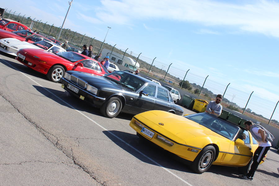 La sexta edición del RacingLegends se está celebrando en el Circuit Ricardo Tormo de Cheste con LAS PROVINCIAS como medio oficial y un espectacular ambiente tanto en las carreras de coches y motos clásicos en pista como en la exposición de coches de particulares y clubes en el paddock. Decenas de tiendas de accesorios vintage, motos 'café racer', 'food trucks', clubes de marcas como Citroën, que celebra su centenario, o Mini, que cumple seis décadas en este 2019 y un amplio abanico de actividades reciben a los visitantes, que disfrutan este año de una excelente meteorología.