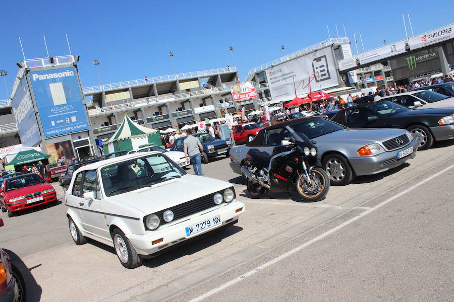 La sexta edición del RacingLegends se está celebrando en el Circuit Ricardo Tormo de Cheste con LAS PROVINCIAS como medio oficial y un espectacular ambiente tanto en las carreras de coches y motos clásicos en pista como en la exposición de coches de particulares y clubes en el paddock. Decenas de tiendas de accesorios vintage, motos 'café racer', 'food trucks', clubes de marcas como Citroën, que celebra su centenario, o Mini, que cumple seis décadas en este 2019 y un amplio abanico de actividades reciben a los visitantes, que disfrutan este año de una excelente meteorología.