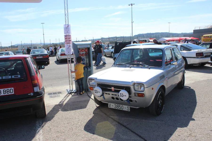 La sexta edición del RacingLegends se está celebrando en el Circuit Ricardo Tormo de Cheste con LAS PROVINCIAS como medio oficial y un espectacular ambiente tanto en las carreras de coches y motos clásicos en pista como en la exposición de coches de particulares y clubes en el paddock. Decenas de tiendas de accesorios vintage, motos 'café racer', 'food trucks', clubes de marcas como Citroën, que celebra su centenario, o Mini, que cumple seis décadas en este 2019 y un amplio abanico de actividades reciben a los visitantes, que disfrutan este año de una excelente meteorología.