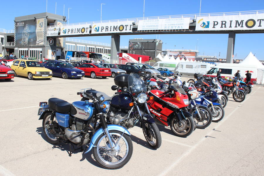 La sexta edición del RacingLegends se está celebrando en el Circuit Ricardo Tormo de Cheste con LAS PROVINCIAS como medio oficial y un espectacular ambiente tanto en las carreras de coches y motos clásicos en pista como en la exposición de coches de particulares y clubes en el paddock. Decenas de tiendas de accesorios vintage, motos 'café racer', 'food trucks', clubes de marcas como Citroën, que celebra su centenario, o Mini, que cumple seis décadas en este 2019 y un amplio abanico de actividades reciben a los visitantes, que disfrutan este año de una excelente meteorología.