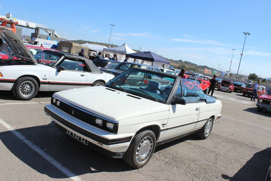 La sexta edición del RacingLegends se está celebrando en el Circuit Ricardo Tormo de Cheste con LAS PROVINCIAS como medio oficial y un espectacular ambiente tanto en las carreras de coches y motos clásicos en pista como en la exposición de coches de particulares y clubes en el paddock. Decenas de tiendas de accesorios vintage, motos 'café racer', 'food trucks', clubes de marcas como Citroën, que celebra su centenario, o Mini, que cumple seis décadas en este 2019 y un amplio abanico de actividades reciben a los visitantes, que disfrutan este año de una excelente meteorología.