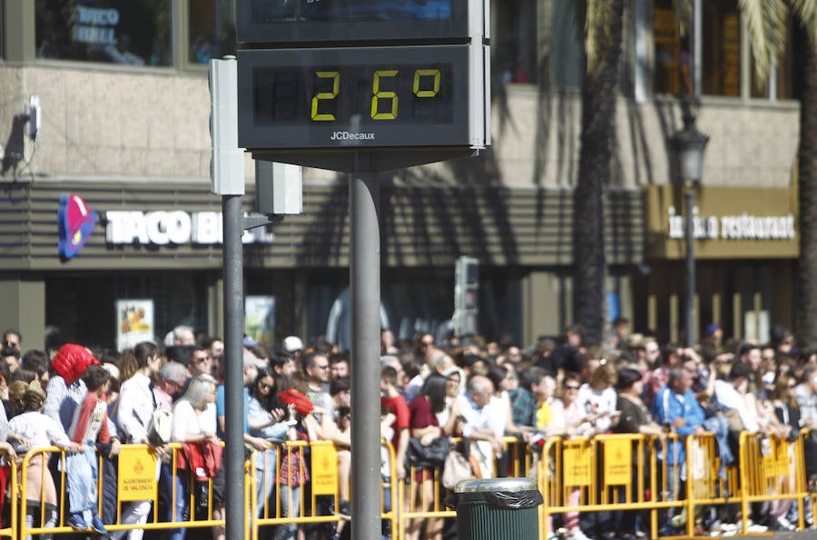 Las imágenes que deja el disparo de Pirotecnia del Mediterráneo en las Fallas de Valencia.