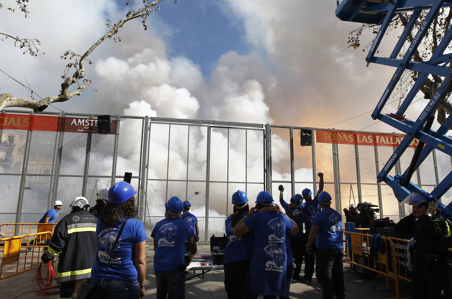 Las imágenes que deja el disparo de Pirotecnia del Mediterráneo en las Fallas de Valencia.