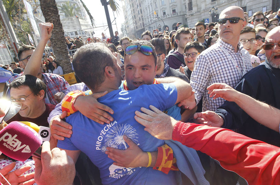 Las imágenes que deja el disparo de Pirotecnia del Mediterráneo en las Fallas de Valencia.