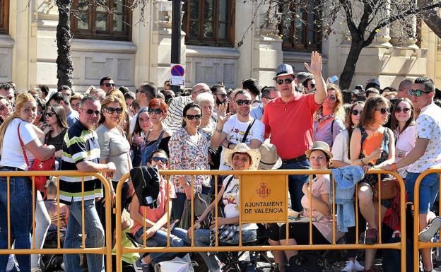 Galería. Público en la plaza del Ayuntamiento antes de la mascletà.