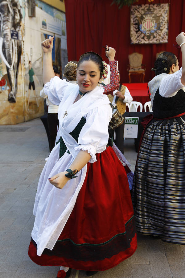 La Falla Plaza del Árbol ha organizado una nueva edición de su tradicional certamen fallero en el que los miembros más jóvenes de las comisiones participantes honran, homanjean y cantan a la Valencia clásica y al origen de la fiesta fallera. La plaza del Carmen ha acogido el desfile de las 18 comisiones participantes en la presente edición (58ª). En este caso el primer premio en Canto ha sido para la Falla Ripalda-Beneficiencia-San Ramón y el primero de Conjunto para Quart-Extramuro, comisión que también se ha alzado con el máximo galardón en Niño Típico.