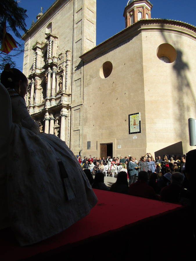 La Falla Plaza del Árbol ha organizado una nueva edición de su tradicional certamen fallero en el que los miembros más jóvenes de las comisiones participantes honran, homanjean y cantan a la Valencia clásica y al origen de la fiesta fallera. La plaza del Carmen ha acogido el desfile de las 18 comisiones participantes en la presente edición (58ª). En este caso el primer premio en Canto ha sido para la Falla Ripalda-Beneficiencia-San Ramón y el primero de Conjunto para Quart-Extramuro, comisión que también se ha alzado con el máximo galardón en Niño Típico.