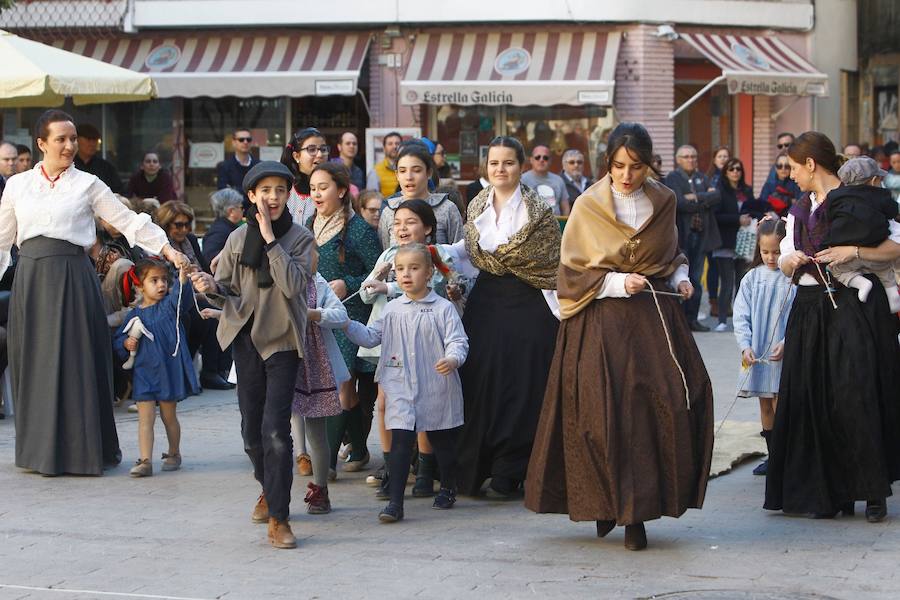 La Falla Plaza del Árbol ha organizado una nueva edición de su tradicional certamen fallero en el que los miembros más jóvenes de las comisiones participantes honran, homanjean y cantan a la Valencia clásica y al origen de la fiesta fallera. La plaza del Carmen ha acogido el desfile de las 18 comisiones participantes en la presente edición (58ª). En este caso el primer premio en Canto ha sido para la Falla Ripalda-Beneficiencia-San Ramón y el primero de Conjunto para Quart-Extramuro, comisión que también se ha alzado con el máximo galardón en Niño Típico. Sara Larrazábal, fallera mayor infantil de Valencia 2019, ha presidido el acto junto con Rocío Rodríguez Sánchez, máxima representante infantil de la comisión plaza del Árbol.