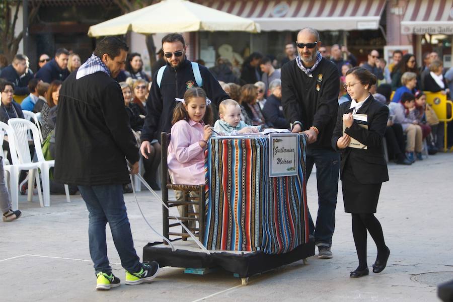 La Falla Plaza del Árbol ha organizado una nueva edición de su tradicional certamen fallero en el que los miembros más jóvenes de las comisiones participantes honran, homanjean y cantan a la Valencia clásica y al origen de la fiesta fallera. La plaza del Carmen ha acogido el desfile de las 18 comisiones participantes en la presente edición (58ª). En este caso el primer premio en Canto ha sido para la Falla Ripalda-Beneficiencia-San Ramón y el primero de Conjunto para Quart-Extramuro, comisión que también se ha alzado con el máximo galardón en Niño Típico. Sara Larrazábal, fallera mayor infantil de Valencia 2019, ha presidido el acto junto con Rocío Rodríguez Sánchez, máxima representante infantil de la comisión plaza del Árbol.