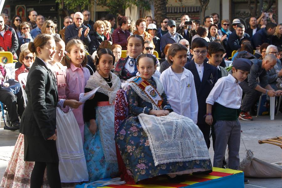 La Falla Plaza del Árbol ha organizado una nueva edición de su tradicional certamen fallero en el que los miembros más jóvenes de las comisiones participantes honran, homanjean y cantan a la Valencia clásica y al origen de la fiesta fallera. La plaza del Carmen ha acogido el desfile de las 18 comisiones participantes en la presente edición (58ª). En este caso el primer premio en Canto ha sido para la Falla Ripalda-Beneficiencia-San Ramón y el primero de Conjunto para Quart-Extramuro, comisión que también se ha alzado con el máximo galardón en Niño Típico. Sara Larrazábal, fallera mayor infantil de Valencia 2019, ha presidido el acto junto con Rocío Rodríguez Sánchez, máxima representante infantil de la comisión plaza del Árbol.