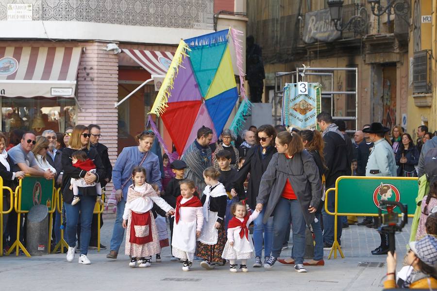 La Falla Plaza del Árbol ha organizado una nueva edición de su tradicional certamen fallero en el que los miembros más jóvenes de las comisiones participantes honran, homanjean y cantan a la Valencia clásica y al origen de la fiesta fallera. La plaza del Carmen ha acogido el desfile de las 18 comisiones participantes en la presente edición (58ª). En este caso el primer premio en Canto ha sido para la Falla Ripalda-Beneficiencia-San Ramón y el primero de Conjunto para Quart-Extramuro, comisión que también se ha alzado con el máximo galardón en Niño Típico. Sara Larrazábal, fallera mayor infantil de Valencia 2019, ha presidido el acto junto con Rocío Rodríguez Sánchez, máxima representante infantil de la comisión plaza del Árbol.