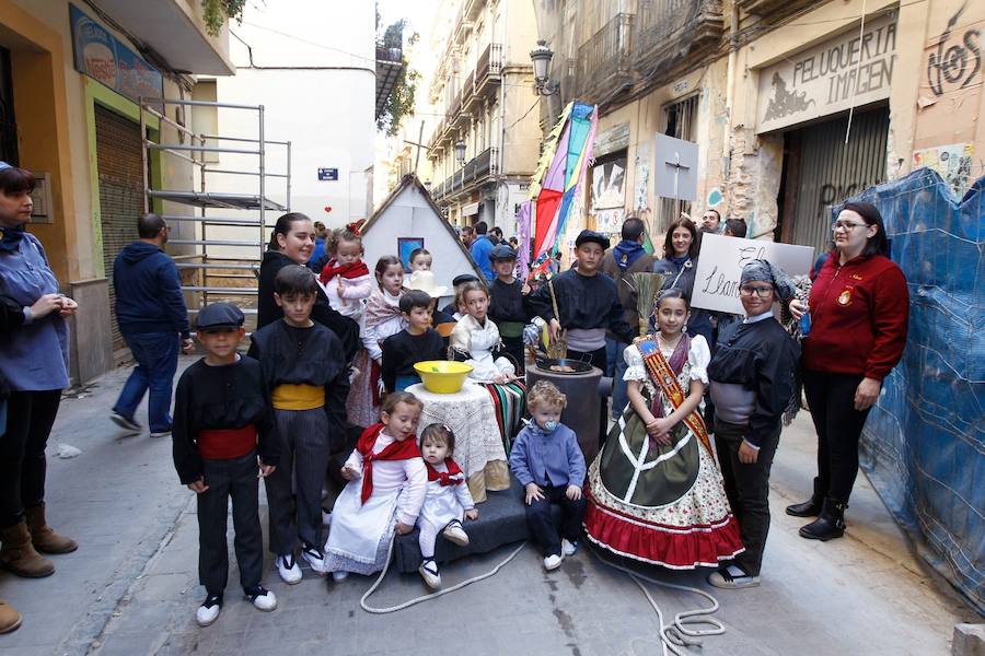 La Falla Plaza del Árbol ha organizado una nueva edición de su tradicional certamen fallero en el que los miembros más jóvenes de las comisiones participantes honran, homanjean y cantan a la Valencia clásica y al origen de la fiesta fallera. La plaza del Carmen ha acogido el desfile de las 18 comisiones participantes en la presente edición (58ª). En este caso el primer premio en Canto ha sido para la Falla Ripalda-Beneficiencia-San Ramón y el primero de Conjunto para Quart-Extramuro, comisión que también se ha alzado con el máximo galardón en Niño Típico. Sara Larrazábal, fallera mayor infantil de Valencia 2019, ha presidido el acto junto con Rocío Rodríguez Sánchez, máxima representante infantil de la comisión plaza del Árbol.