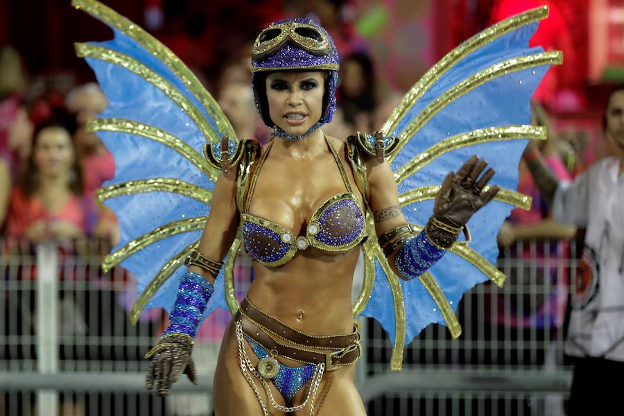 Mendigos bailarines, un navío pirata con agua fluyendo en cascada y hasta un motero encima de un carro alegórico: los desfiles del sambódromo, en Río de Janeiro, han dado la bienvenida a uno de los carnavales más importantes del mundo. Creatividad, sensualidad y exuberancia han sido las protagonistas de unos desfiles en los que se han realizado reclamos de igualdad y justicia, así como mensajes contra el lavado de dinero y la corrupción desbordada en el país suramericano.