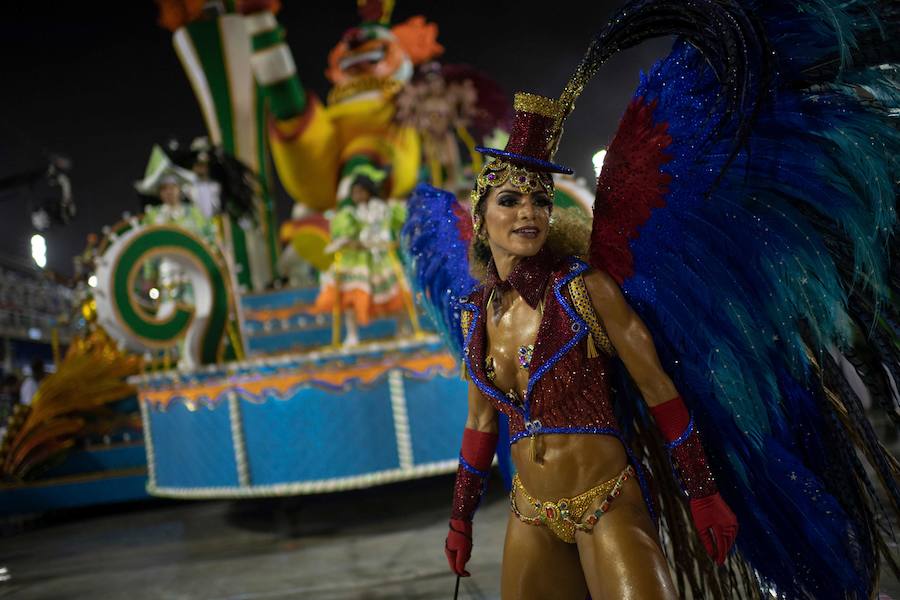 Mendigos bailarines, un navío pirata con agua fluyendo en cascada y hasta un motero encima de un carro alegórico: los desfiles del sambódromo, en Río de Janeiro, han dado la bienvenida a uno de los carnavales más importantes del mundo. Creatividad, sensualidad y exuberancia han sido las protagonistas de unos desfiles en los que se han realizado reclamos de igualdad y justicia, así como mensajes contra el lavado de dinero y la corrupción desbordada en el país suramericano.
