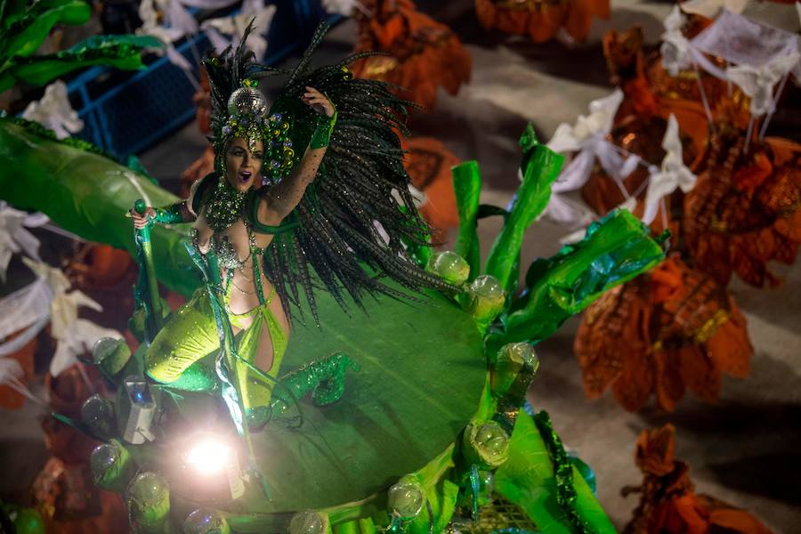 Mendigos bailarines, un navío pirata con agua fluyendo en cascada y hasta un motero encima de un carro alegórico: los desfiles del sambódromo, en Río de Janeiro, han dado la bienvenida a uno de los carnavales más importantes del mundo. Creatividad, sensualidad y exuberancia han sido las protagonistas de unos desfiles en los que se han realizado reclamos de igualdad y justicia, así como mensajes contra el lavado de dinero y la corrupción desbordada en el país suramericano.
