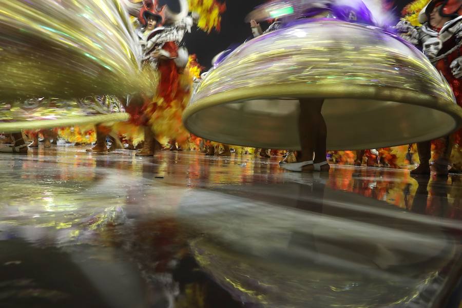 Mendigos bailarines, un navío pirata con agua fluyendo en cascada y hasta un motero encima de un carro alegórico: los desfiles del sambódromo, en Río de Janeiro, han dado la bienvenida a uno de los carnavales más importantes del mundo. Creatividad, sensualidad y exuberancia han sido las protagonistas de unos desfiles en los que se han realizado reclamos de igualdad y justicia, así como mensajes contra el lavado de dinero y la corrupción desbordada en el país suramericano.