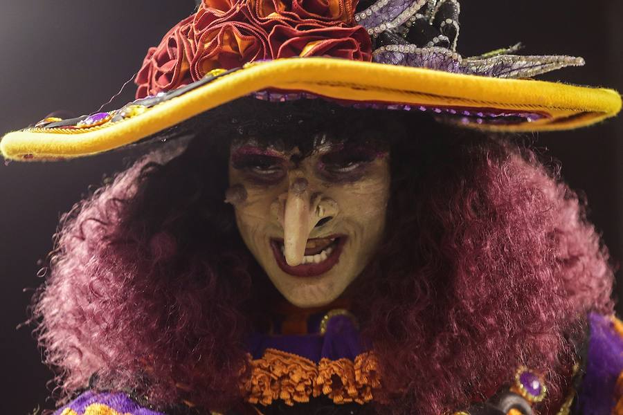 Mendigos bailarines, un navío pirata con agua fluyendo en cascada y hasta un motero encima de un carro alegórico: los desfiles del sambódromo, en Río de Janeiro, han dado la bienvenida a uno de los carnavales más importantes del mundo. Creatividad, sensualidad y exuberancia han sido las protagonistas de unos desfiles en los que se han realizado reclamos de igualdad y justicia, así como mensajes contra el lavado de dinero y la corrupción desbordada en el país suramericano.