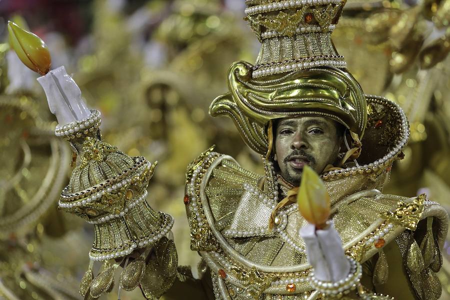 Mendigos bailarines, un navío pirata con agua fluyendo en cascada y hasta un motero encima de un carro alegórico: los desfiles del sambódromo, en Río de Janeiro, han dado la bienvenida a uno de los carnavales más importantes del mundo. Creatividad, sensualidad y exuberancia han sido las protagonistas de unos desfiles en los que se han realizado reclamos de igualdad y justicia, así como mensajes contra el lavado de dinero y la corrupción desbordada en el país suramericano.