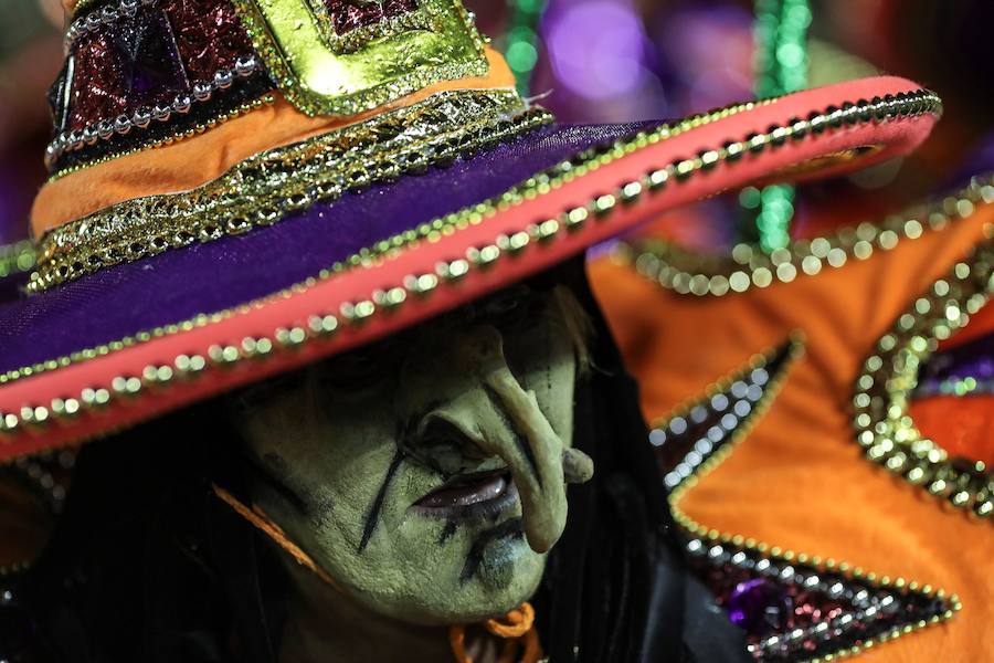 Mendigos bailarines, un navío pirata con agua fluyendo en cascada y hasta un motero encima de un carro alegórico: los desfiles del sambódromo, en Río de Janeiro, han dado la bienvenida a uno de los carnavales más importantes del mundo. Creatividad, sensualidad y exuberancia han sido las protagonistas de unos desfiles en los que se han realizado reclamos de igualdad y justicia, así como mensajes contra el lavado de dinero y la corrupción desbordada en el país suramericano.