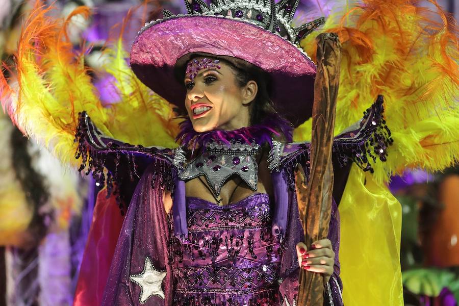 Mendigos bailarines, un navío pirata con agua fluyendo en cascada y hasta un motero encima de un carro alegórico: los desfiles del sambódromo, en Río de Janeiro, han dado la bienvenida a uno de los carnavales más importantes del mundo. Creatividad, sensualidad y exuberancia han sido las protagonistas de unos desfiles en los que se han realizado reclamos de igualdad y justicia, así como mensajes contra el lavado de dinero y la corrupción desbordada en el país suramericano.