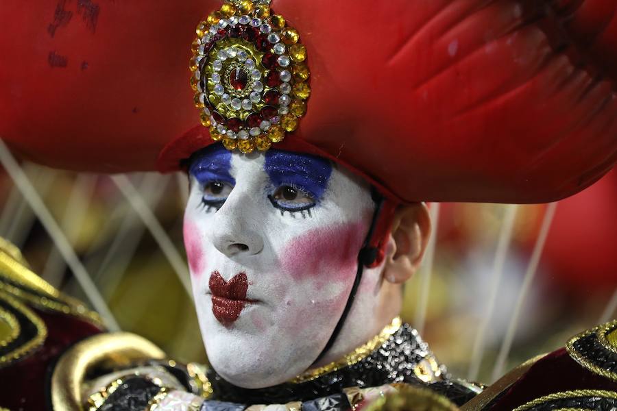 Mendigos bailarines, un navío pirata con agua fluyendo en cascada y hasta un motero encima de un carro alegórico: los desfiles del sambódromo, en Río de Janeiro, han dado la bienvenida a uno de los carnavales más importantes del mundo. Creatividad, sensualidad y exuberancia han sido las protagonistas de unos desfiles en los que se han realizado reclamos de igualdad y justicia, así como mensajes contra el lavado de dinero y la corrupción desbordada en el país suramericano.
