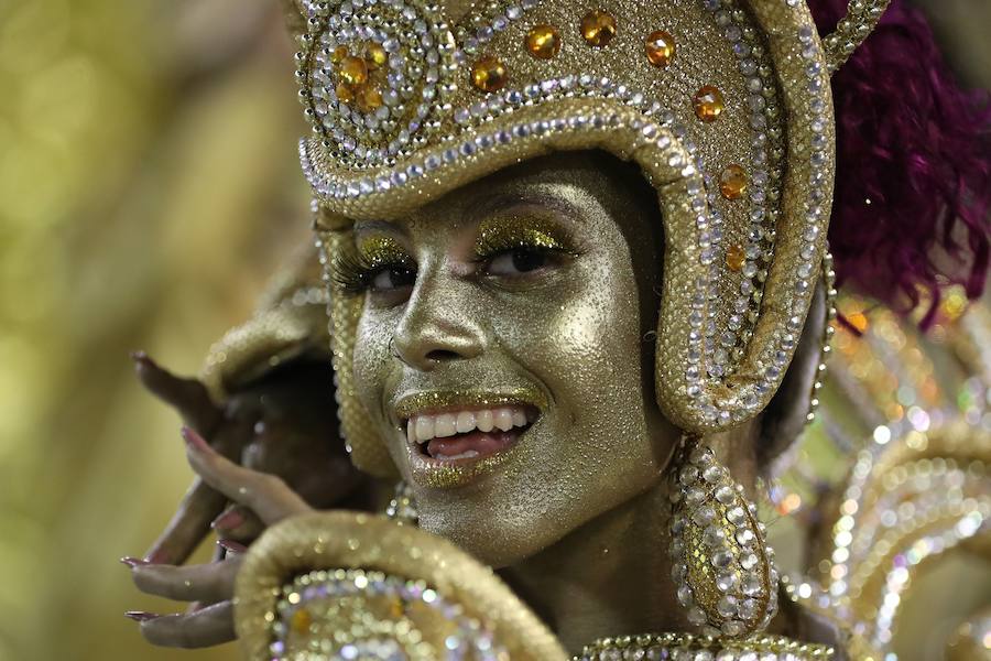 Mendigos bailarines, un navío pirata con agua fluyendo en cascada y hasta un motero encima de un carro alegórico: los desfiles del sambódromo, en Río de Janeiro, han dado la bienvenida a uno de los carnavales más importantes del mundo. Creatividad, sensualidad y exuberancia han sido las protagonistas de unos desfiles en los que se han realizado reclamos de igualdad y justicia, así como mensajes contra el lavado de dinero y la corrupción desbordada en el país suramericano.