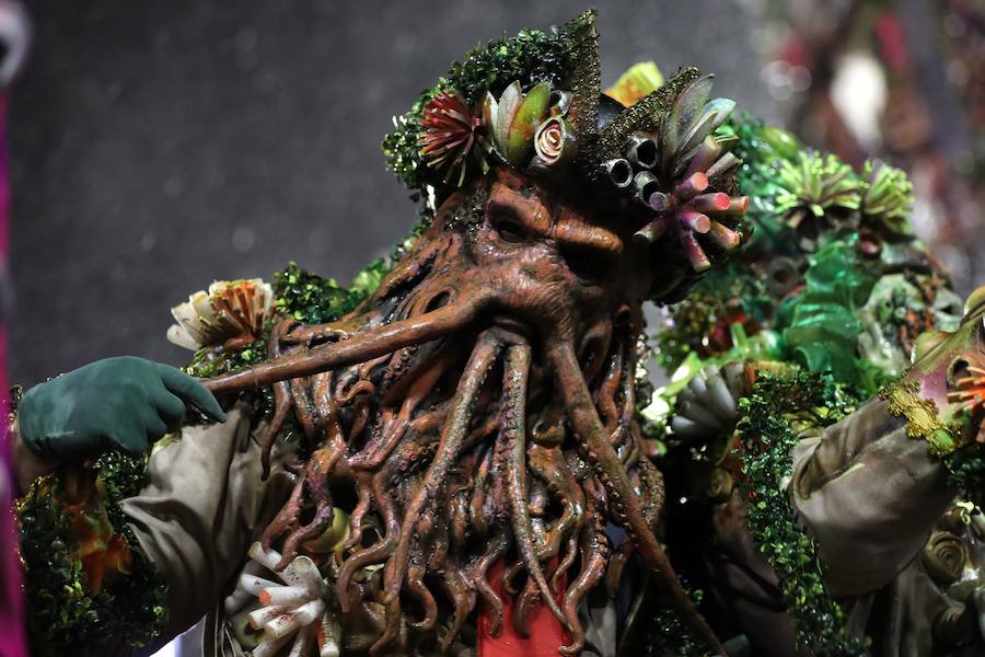 Mendigos bailarines, un navío pirata con agua fluyendo en cascada y hasta un motero encima de un carro alegórico: los desfiles del sambódromo, en Río de Janeiro, han dado la bienvenida a uno de los carnavales más importantes del mundo. Creatividad, sensualidad y exuberancia han sido las protagonistas de unos desfiles en los que se han realizado reclamos de igualdad y justicia, así como mensajes contra el lavado de dinero y la corrupción desbordada en el país suramericano.