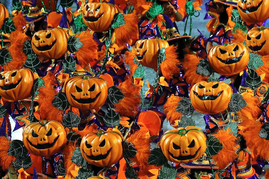 Mendigos bailarines, un navío pirata con agua fluyendo en cascada y hasta un motero encima de un carro alegórico: los desfiles del sambódromo, en Río de Janeiro, han dado la bienvenida a uno de los carnavales más importantes del mundo. Creatividad, sensualidad y exuberancia han sido las protagonistas de unos desfiles en los que se han realizado reclamos de igualdad y justicia, así como mensajes contra el lavado de dinero y la corrupción desbordada en el país suramericano.